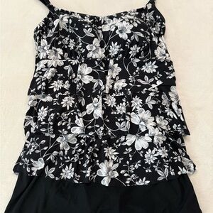 Great Lengths Women’s One Piece Black and White Swimsuit Size 12 E32